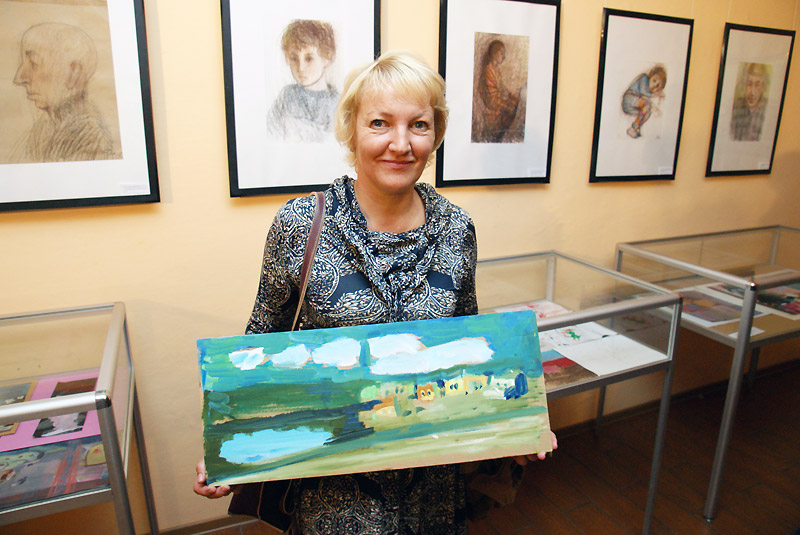 Ольга Гусева с картиной Арона Зинштейна